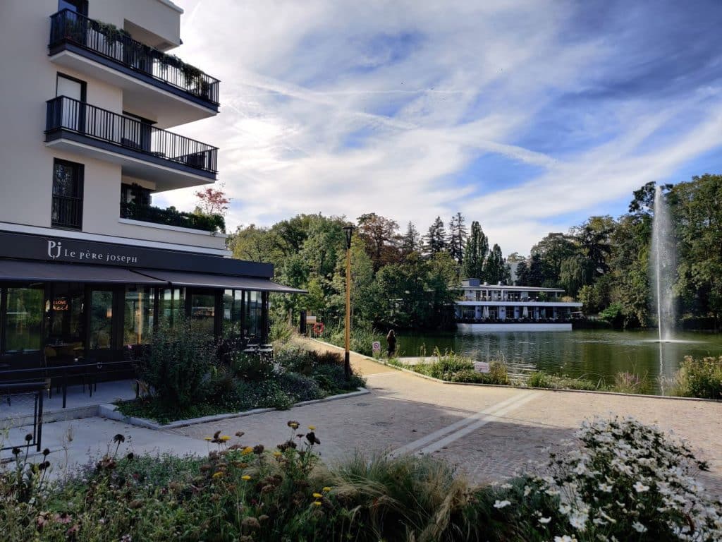 Terrasse du Père Joseph en plein coeur de Rueil-Malmaison vue lac