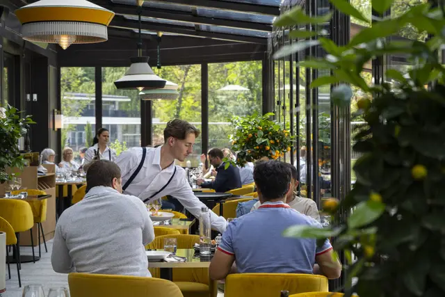 Équipe du restaurant Le Père Joseph (92) en service lors d’un mariage ou d’un dîner festif dans les Hauts-de-Seine