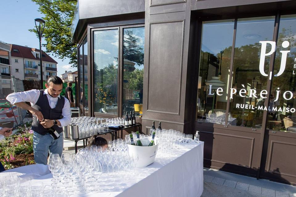 Barman du Père Joseph à Rueil-Malmaison ouvrant une bouteille de champagne pour un événement mariage dans les Hauts-de-Seine (92)